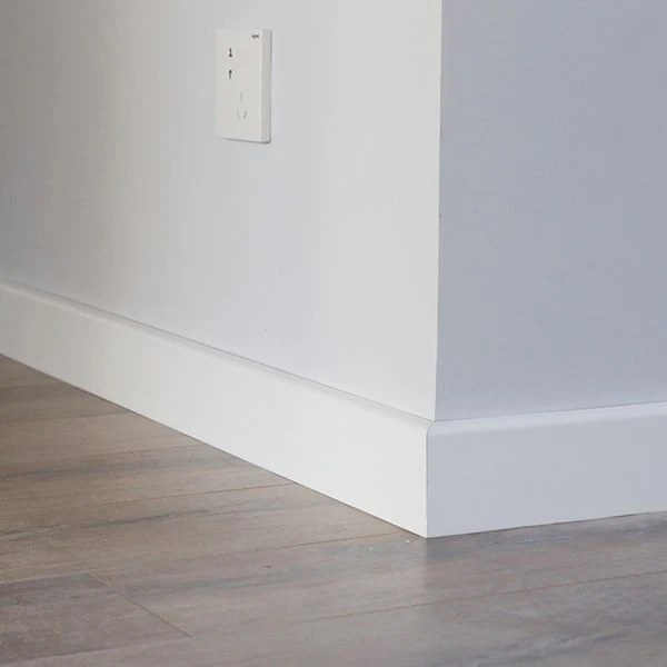 info-1-1 Close-up profile view of white PVC crown moulding showing smooth extruded surface finish and detailed classical profile geometry with cove and bead details